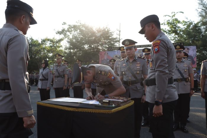 Kapolres Sampang AKBP Siswantoro Pimpin Sertijab Kabag, Kasat Dan Kapolsek Jajaran Polres Sampang