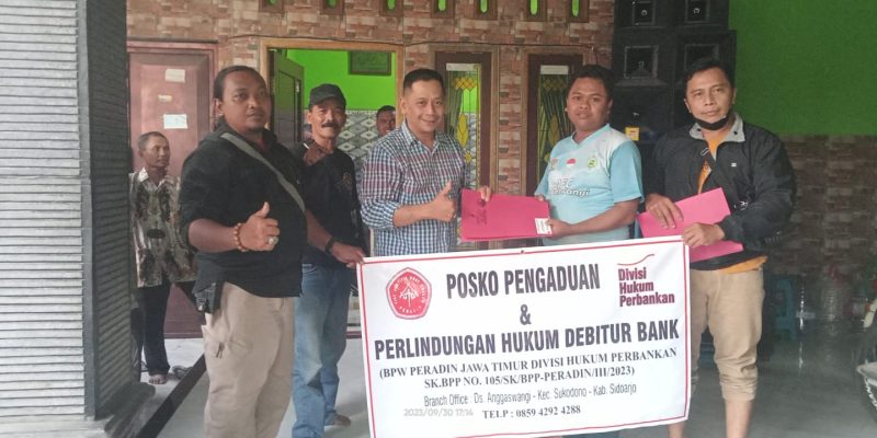 Pemasangan Posko Pengaduan Dan Perlindungan Hukum Debitur Bank Oleh Anggota LMR-RI Jawa Timur