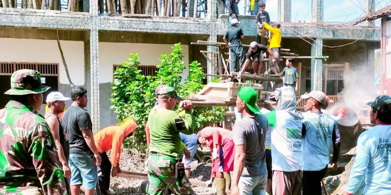 Babinsa Bubulan Bojonegoro Bantu Pengecoran Atap Ponpes Ummi Kamilah Sunan Drajat