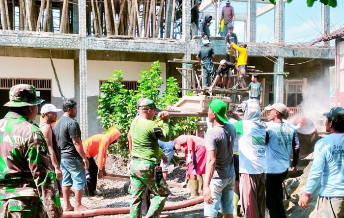 Babinsa Bubulan Bojonegoro Bantu Pengecoran Atap Ponpes Ummi Kamilah Sunan Drajat