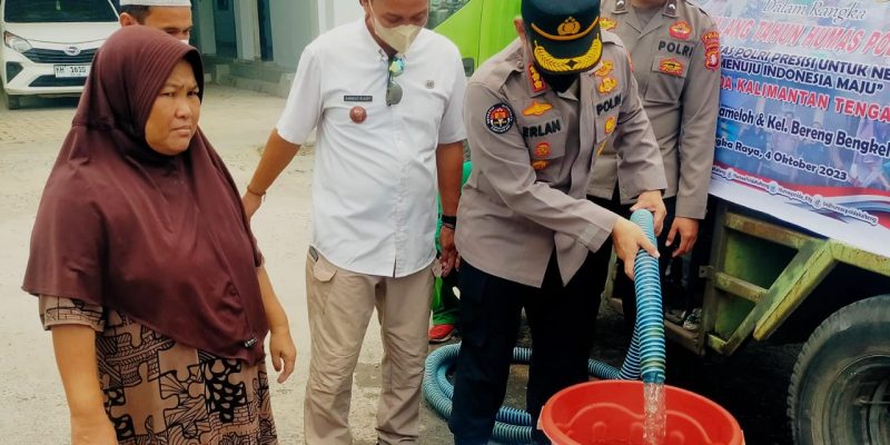 Peringati HUT Humas Polri ke-72, Polda Kalteng Salurkan 10.000 Liter Air Bersih