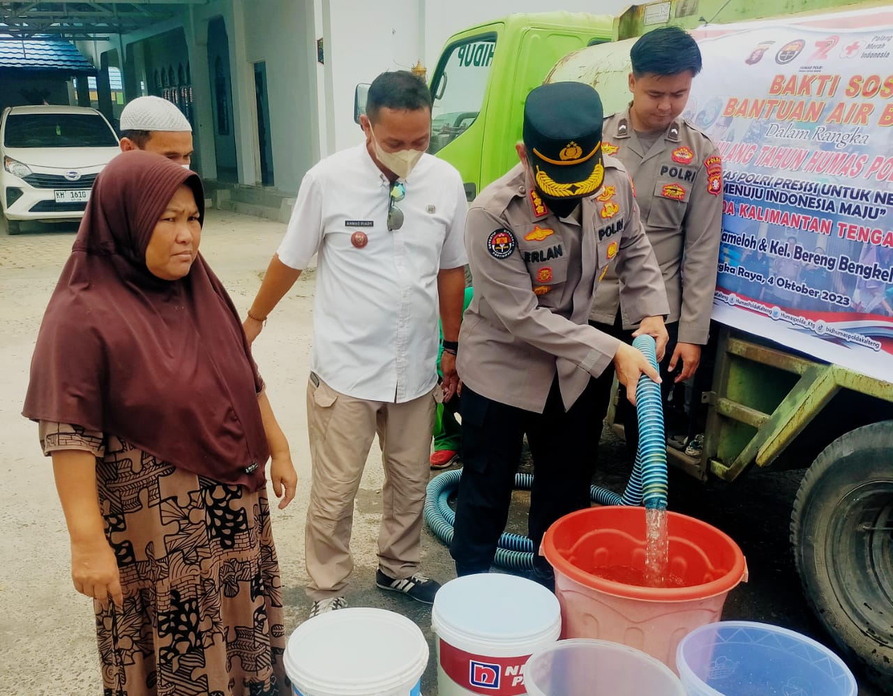 Peringati HUT Humas Polri ke-72, Polda Kalteng Salurkan 10.000 Liter Air Bersih