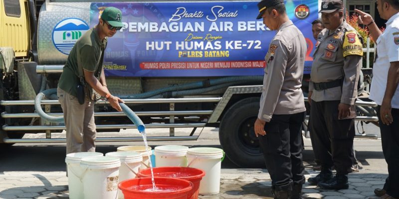 Sambut HUT Ke -72 Humas Polri, Polres Batang Salurkan Bantuan Air Bersih