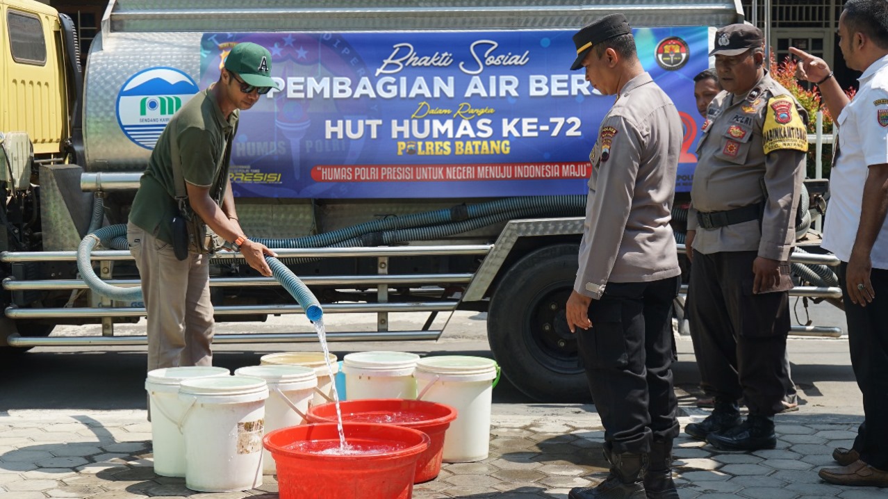 Sambut HUT Ke -72 Humas Polri, Polres Batang Salurkan Bantuan Air Bersih
