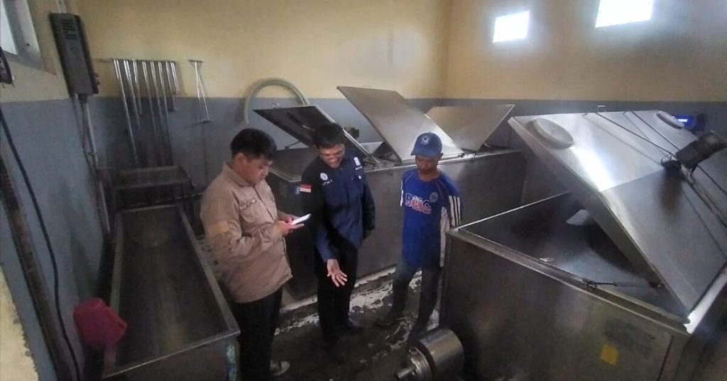 Diperta Lakukan Surveilans NKV TPS Krucil I Dan Rumah Susu KUD Argopuro