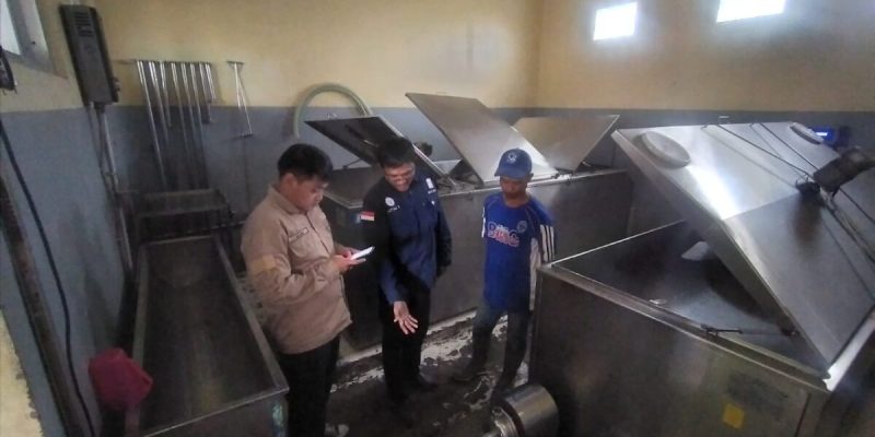 Diperta Lakukan Surveilans NKV TPS Krucil I Dan Rumah Susu KUD Argopuro