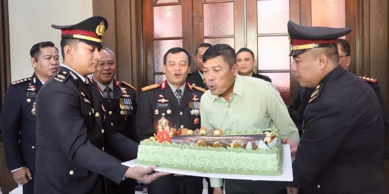 Surprise untuk  HUT TNI ke 78, Kapolda  Jateng kunjungi rumah dinas Pangdam IV/Diponegoro