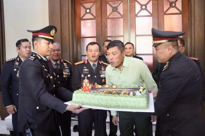 Surprise untuk  HUT TNI ke 78, Kapolda  Jateng kunjungi rumah dinas Pangdam IV/Diponegoro