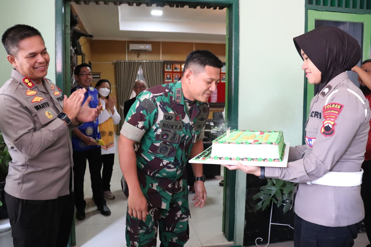 Rombongan Kapolres Pekalongan Membawa Kejutan Kue Ulang Tahun Untuk Dandim 0710