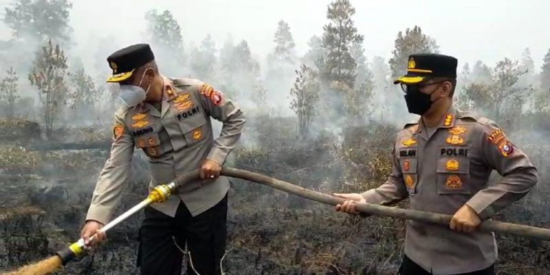 Wakapolda Kalteng Turun Langsung Padamkan Api di Tanjung Taruna