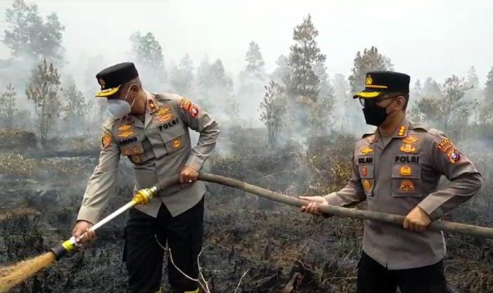 Wakapolda Kalteng Turun Langsung Padamkan Api di Tanjung Taruna