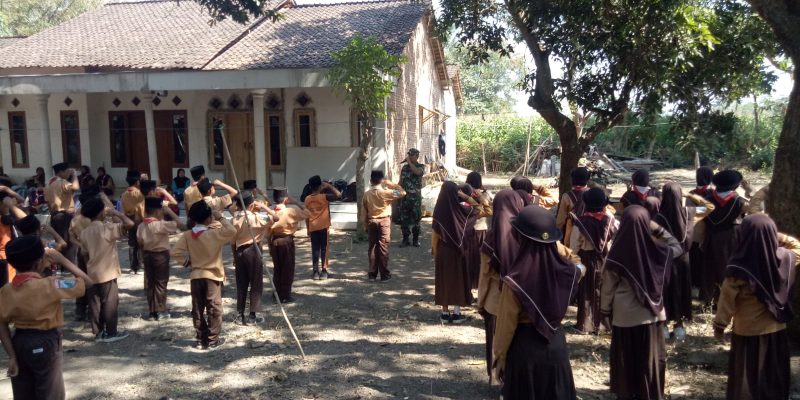 Ciptakan Disiplin Sejak Dini, Serda Suryadi Latih PBB Siswa MI