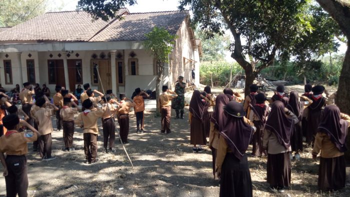 Ciptakan Disiplin Sejak Dini, Serda Suryadi Latih PBB Siswa MI
