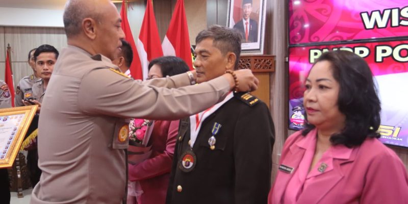 Wakapolda Kalteng Lepas 42 Personel Wisuda Purna Tugas