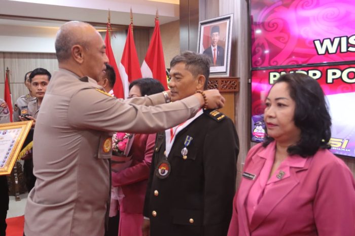 Wakapolda Kalteng Lepas 42 Personel Wisuda Purna Tugas