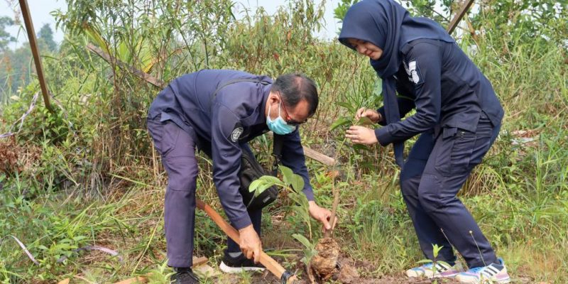 HUT Humas Polri Ke-72, Polda Kalteng Tanam 1.000 Bibit Buah