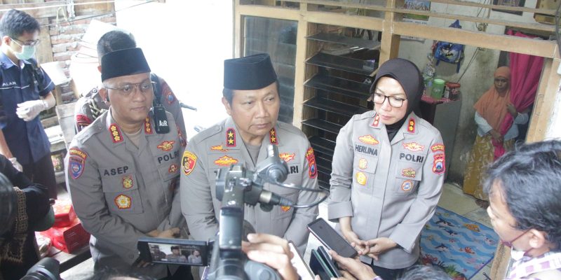 Jumat Curhat Kapolda Jatim Libatkan Tim Dokter Kepolisian Periksa Warga yang Sakit