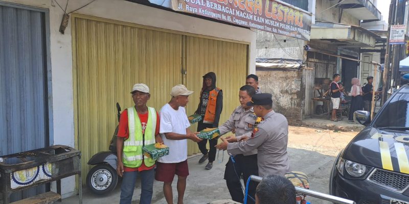Jumat Berkah, Polsek Kedungwuni Bagikan Nasi Kotak