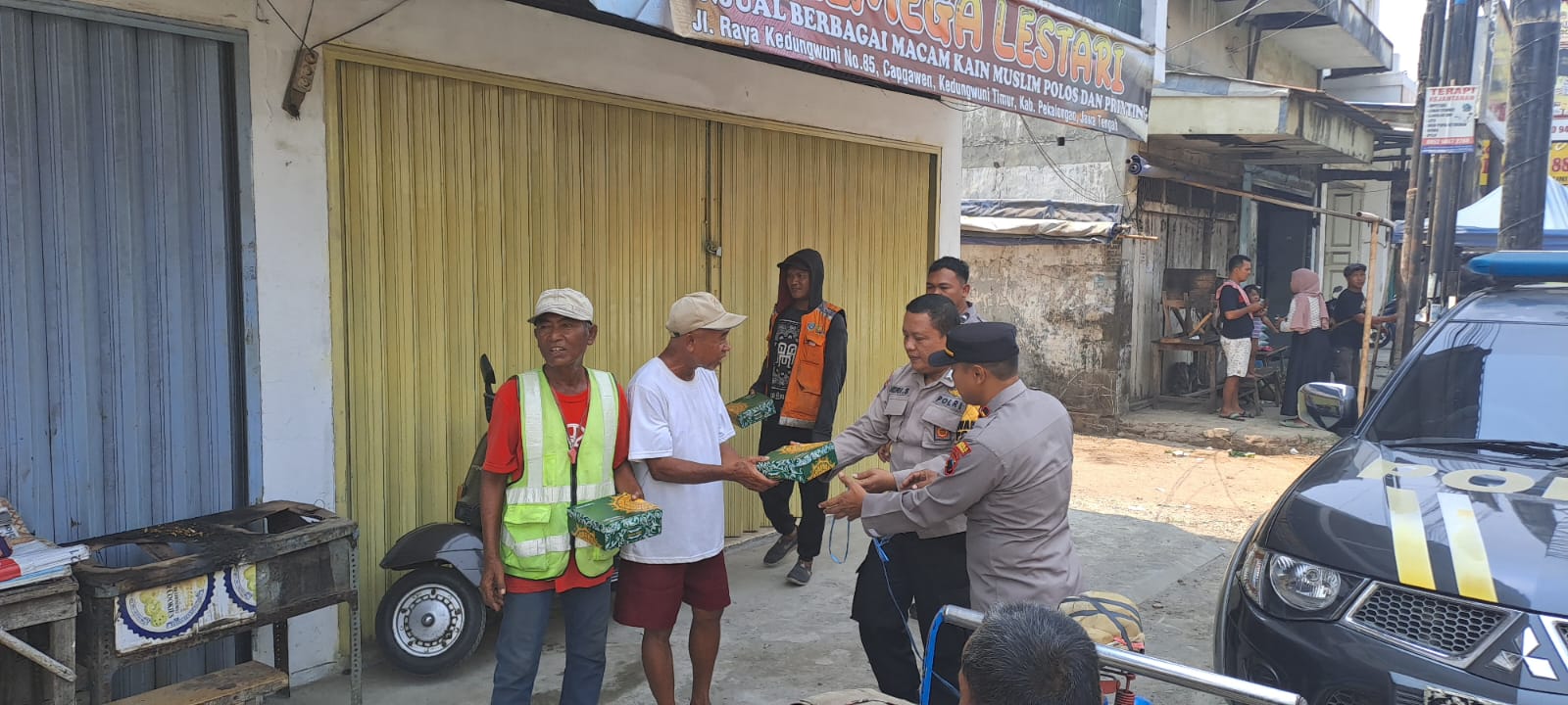 Jumat Berkah, Polsek Kedungwuni Bagikan Nasi Kotak