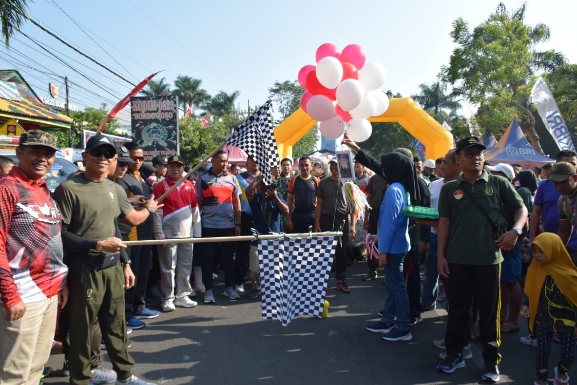 Semarakkan HUT ke 78 TNI, Kodim 0822 Bondowoso Gelar Jalan Sehat Dengan Doorprize Sepeda Motor
