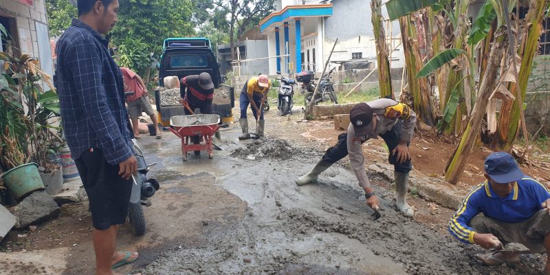 Bersama Warga, Bripka Teguh Widodo Gotong Royong Kerja Bakti Lingkungan