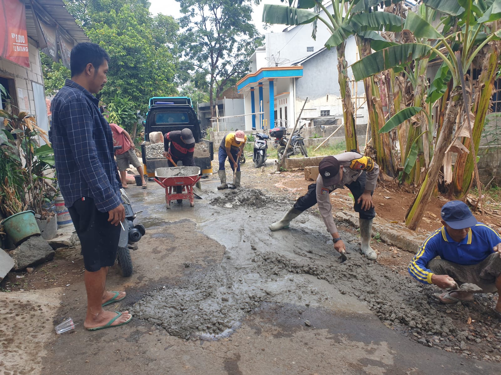 Bersama Warga, Bripka Teguh Widodo Gotong Royong Kerja Bakti Lingkungan