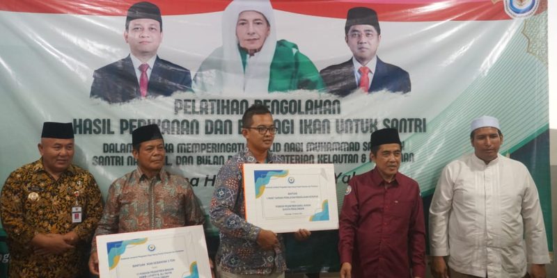 Berikan Edukasi Ke Santri, Kemen KKP Latih Olah Ikan Serta Beri Bantuan