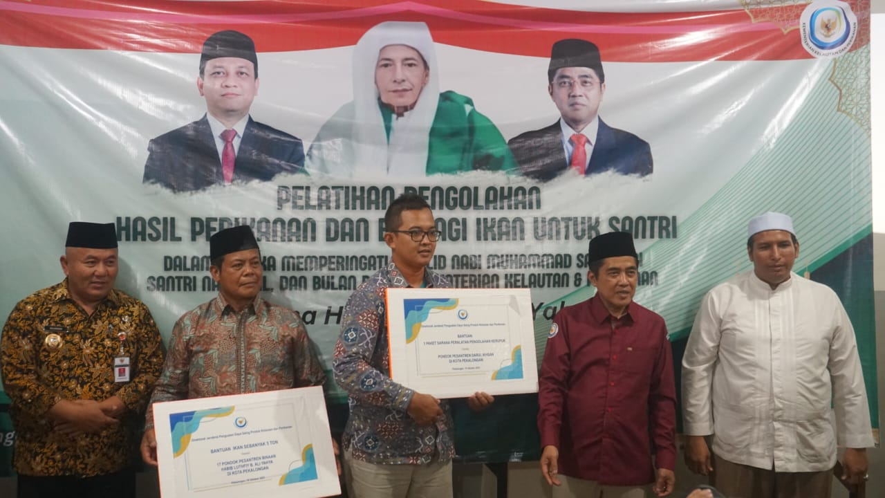 Berikan Edukasi Ke Santri, Kemen KKP Latih Olah Ikan Serta Beri Bantuan