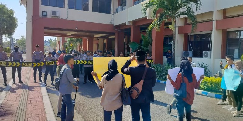 Polres Sumenep Terjunkan 73 Personel Pengamanan Unras FMPL Secara Humanis