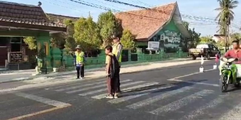 Bentuk Wujud Pelayanan Polri Kepada Masyarakat, Polsek Prenduan Giat Pamtur Lalu Lintas di SDN Pragaan 1 Laok