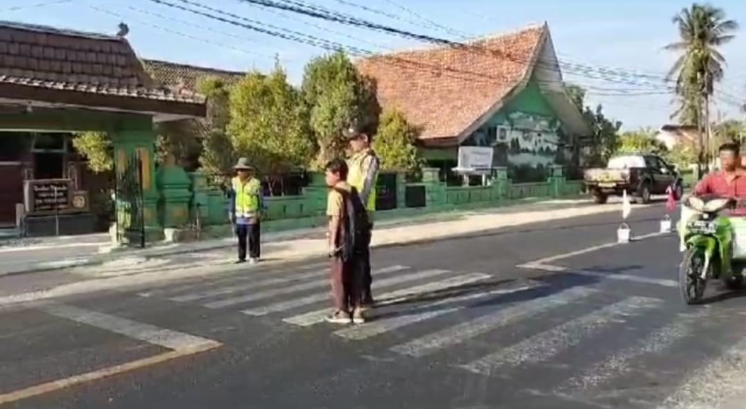 Bentuk Wujud Pelayanan Polri Kepada Masyarakat, Polsek Prenduan Giat Pamtur Lalu Lintas di SDN Pragaan 1 Laok