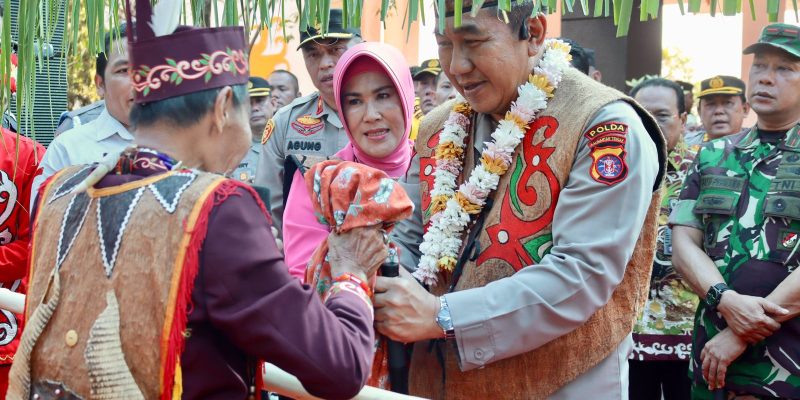 Kedatangan Kapolda Kalteng Irjen Djoko di Bumi Tambun Bungai Disambut Adat Potong Pantan