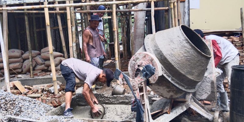 Bersama Warga, Bripka Sugito Kerja Bakti Pengecoran Balai Desa Bodas