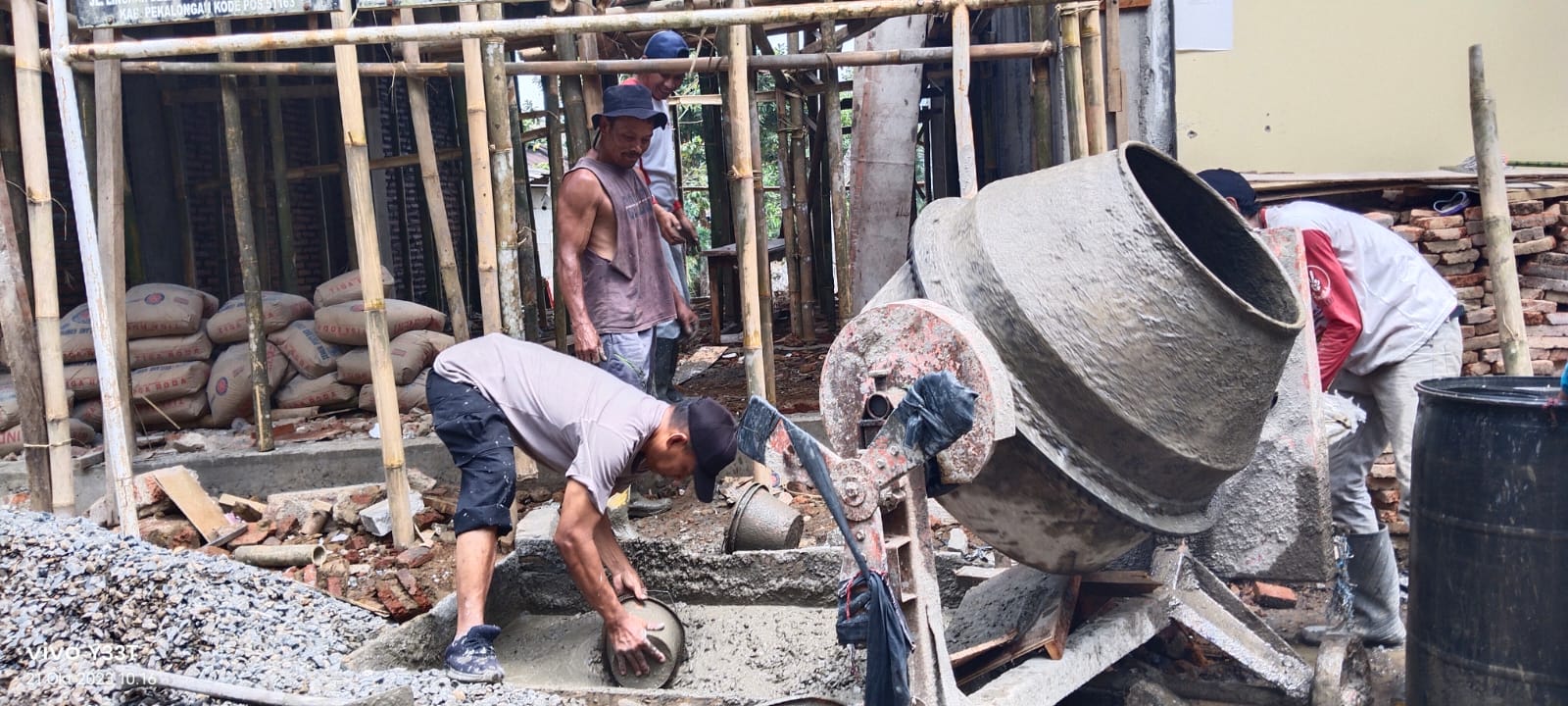 Bersama Warga, Bripka Sugito Kerja Bakti Pengecoran Balai Desa Bodas