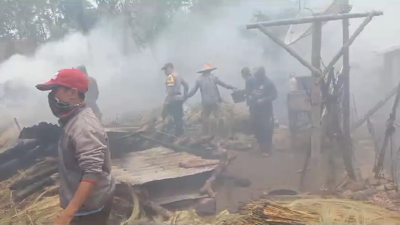 Gudang Sapu di Paninggaran Pekalongan Terbakar