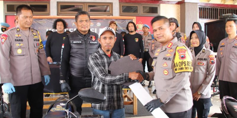 Ungkap Kasus Curanmor, Kapolres Pekalongan Kembalikan Motor Hasil Curian Kepada Korban