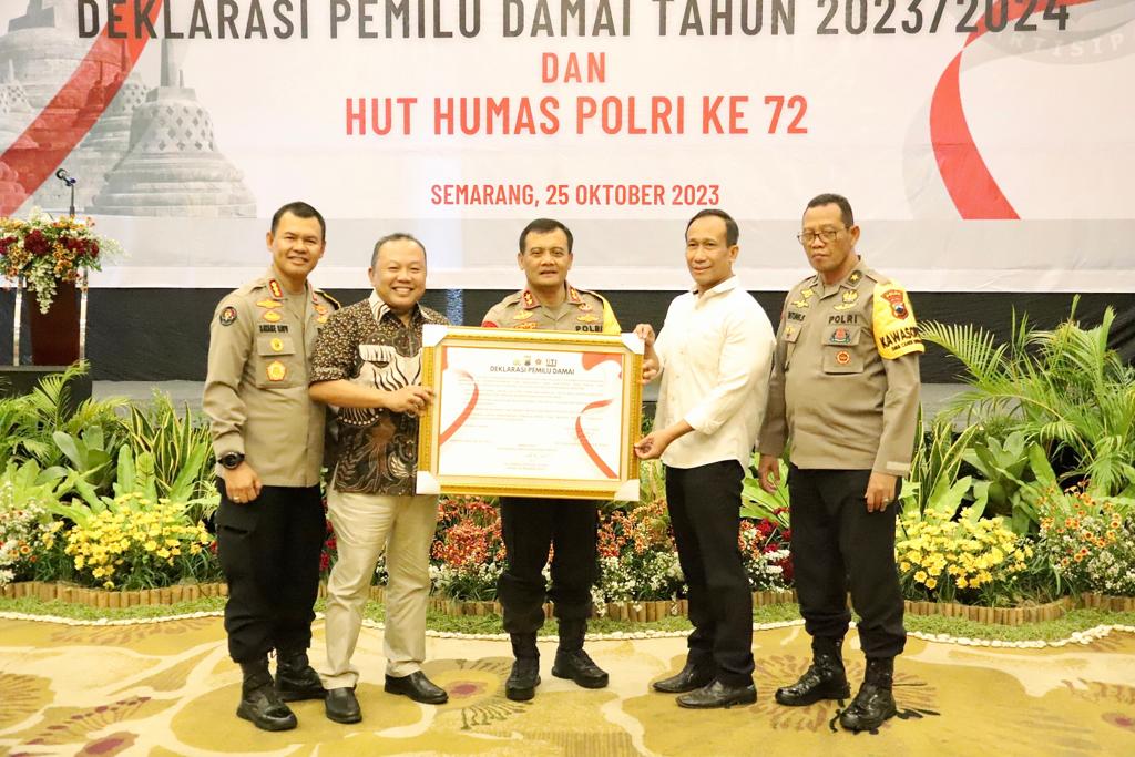 Kapolda Jateng selaku Kaopsda Ops Mantap Brata : Hari ini Telah Dilakukan Deklarasi Pemilu Damai Oleh Wartawan di Jawa Tengah