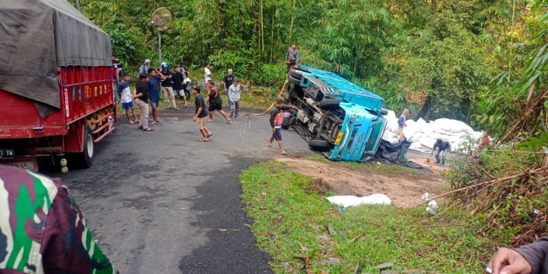 Tak Kuat Nanjak, Truk Pengangkut Pupuk Terguling