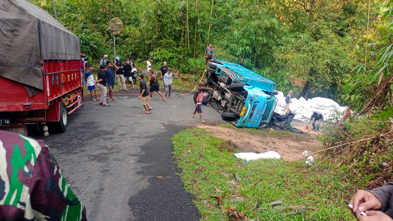 Tak Kuat Nanjak, Truk Pengangkut Pupuk Terguling