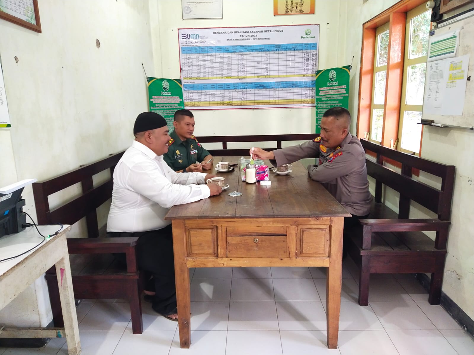 Dalam Rangka Menjalin Sinergitas KBKPH Sumber Wringin, Gelar Ngopi Bareng Bersama Danposramil Dan Kapolsek