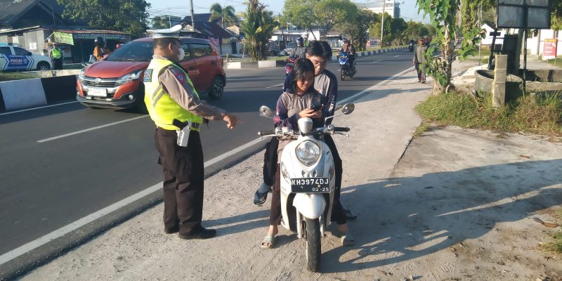 Personel Ditlantas Beri Edukasi Kepada Pelanggar