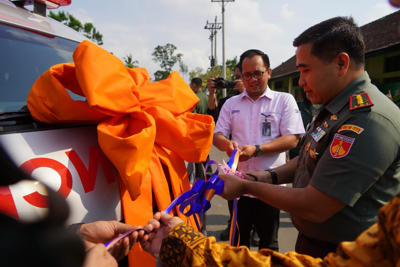 Danrem Wijayakusuma Terima Mobil Ambulance CSR BRI Purwokerto