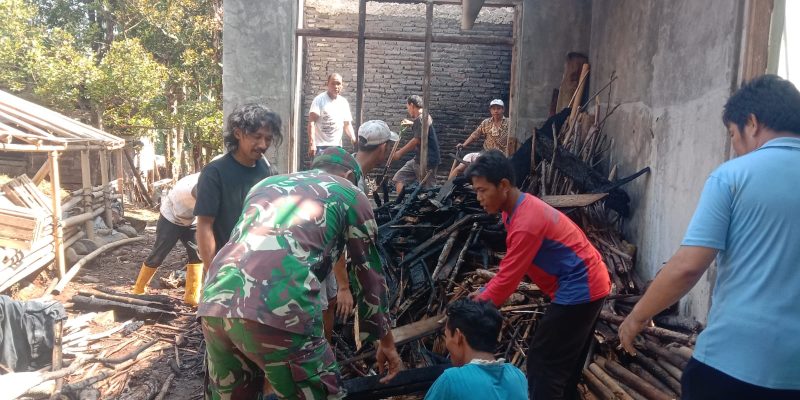 Ditinggal Nyapu Halaman Rumah, Rumah Keluarga Warmin Terbakar