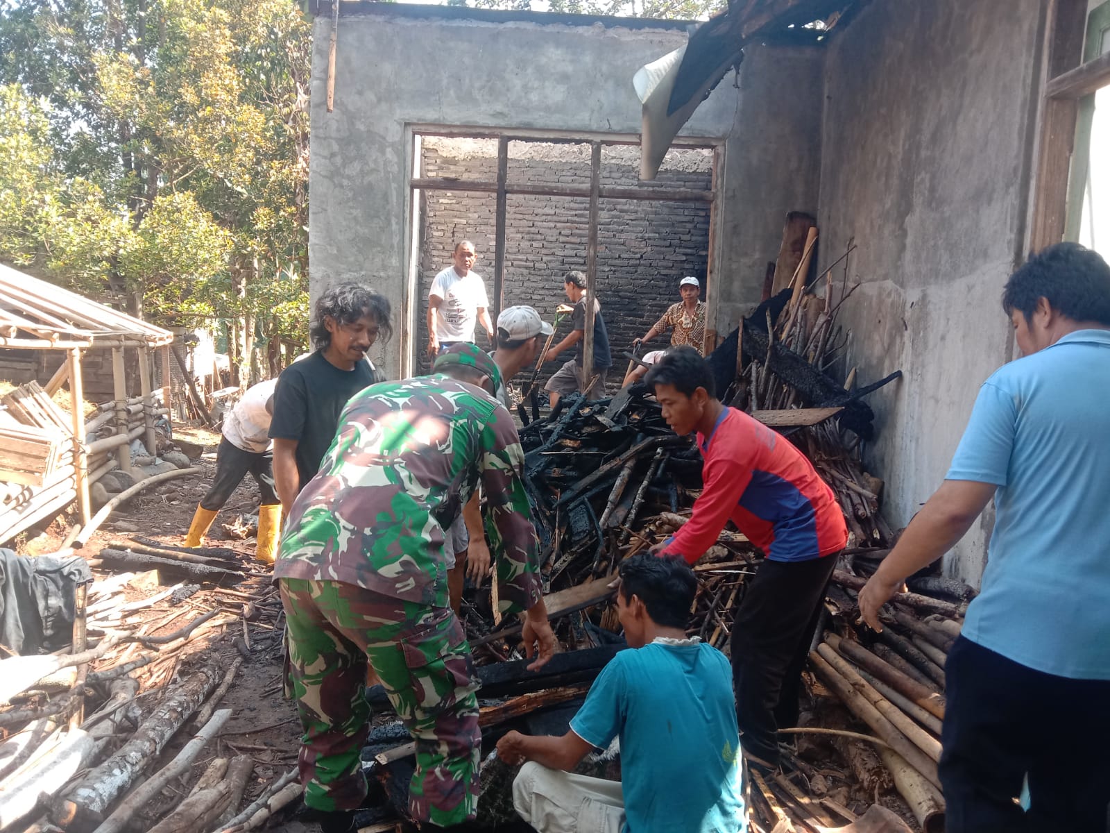 Ditinggal Nyapu Halaman Rumah, Rumah Keluarga Warmin Terbakar