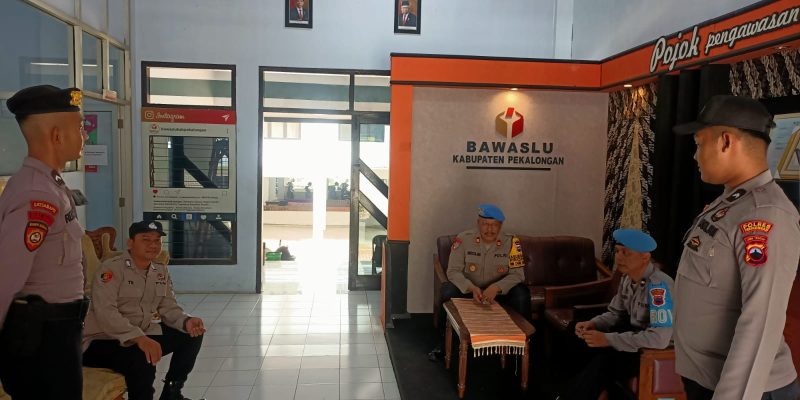 Propam Polres Pekalongan Cek Personil Piket KPU dan Bawaslu