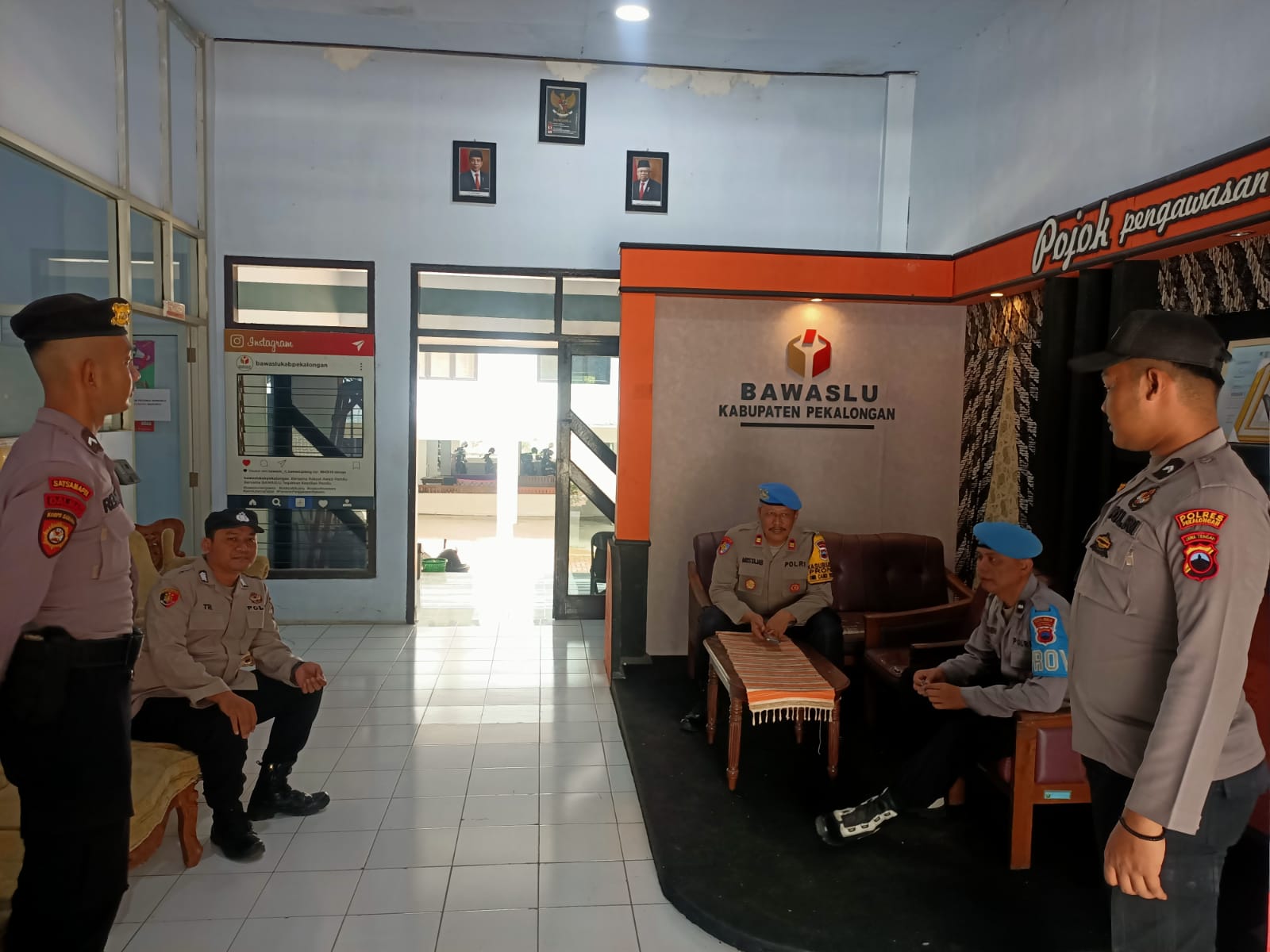 Propam Polres Pekalongan Cek Personil Piket KPU dan Bawaslu