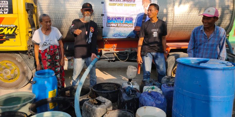 Atasi Kekeringan, Cak Jum (Sahabat Rakyat) Salurkan Bantuan Air Bersih Ke Warga Patarongan
