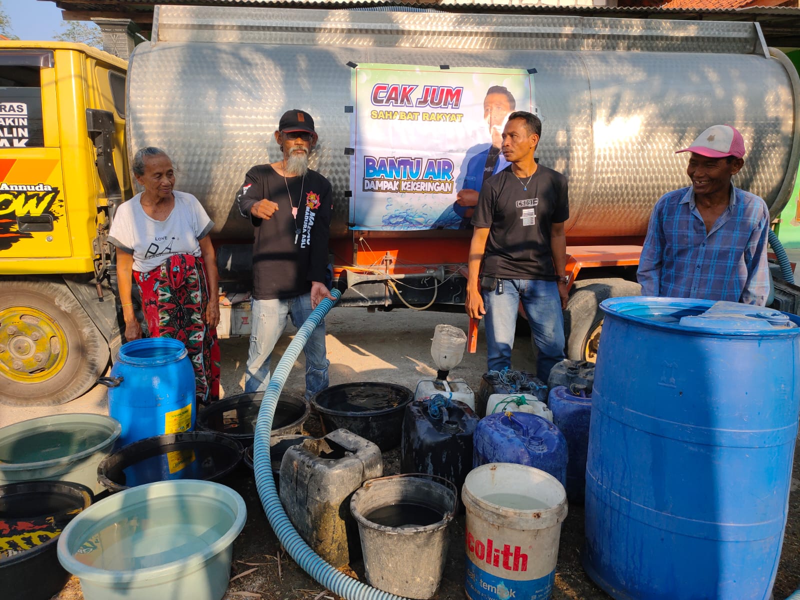 Atasi Kekeringan, Cak Jum (Sahabat Rakyat) Salurkan Bantuan Air Bersih Ke Warga Patarongan