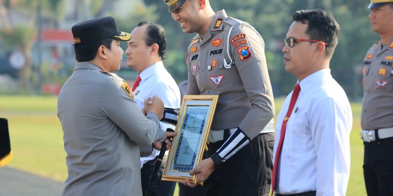 Kapolda Jatim Beri Penghargaan Untuk 216 Personel Polri dan PNS Polda Jatim