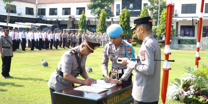 Kapolres Jombang Pimpin Upacara Serah Terima Jabatan Kabag, Kasat dan Kapolsek Jajaran